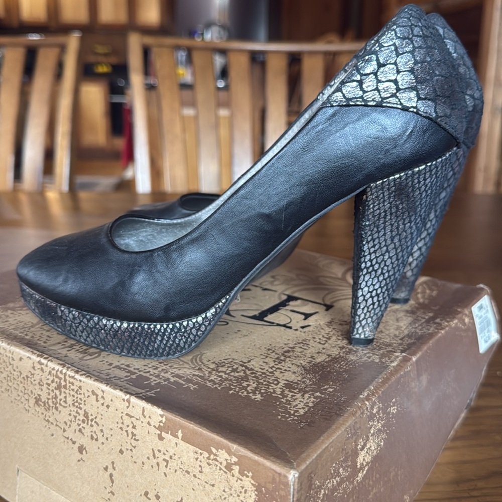 BKE Black Textured Heels